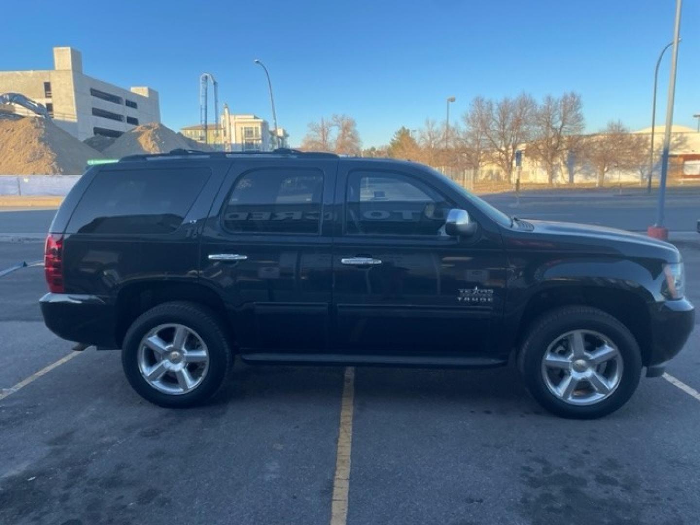 2013 CHEVROLET TAHOE LT 4WD (1GNSKBE02DR) with an 5.3L V8 OHV 16V FFV engine, located at 10890 W. Colfax Ave., Lakewood, CO, 80215, (303) 274-7692, 39.739914, -105.120132 - Photo#3